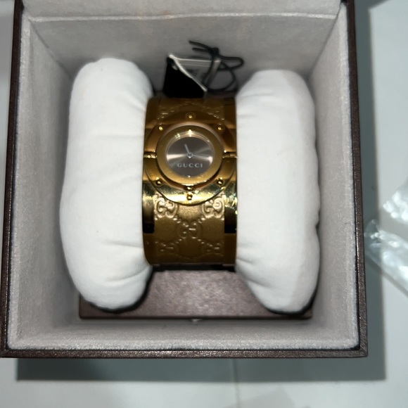 Beautiful gold watch I bought this from Macys used only couple times - Picture 3 of 3